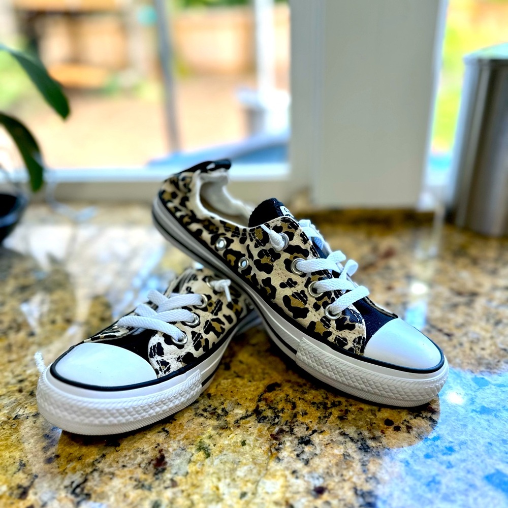 Super cute leopard Converse